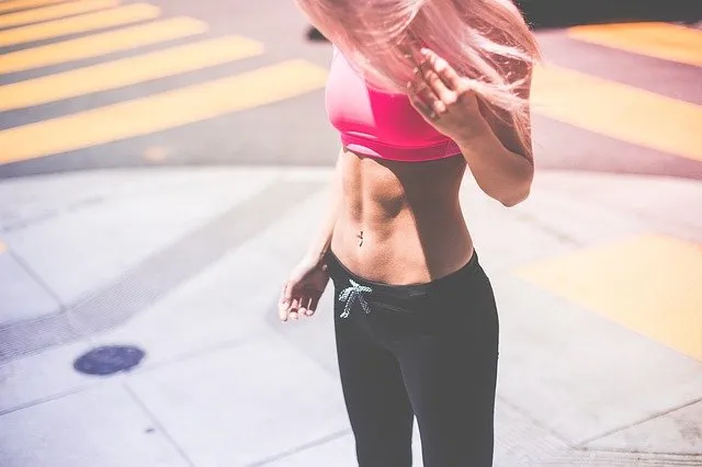 Modna odzież sportowa na trening na siłowni